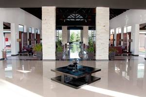 Empfangshalle des Hotels Valentin Varadero El Patriarca mit moderner Einrichtung und zentralem Brunnen