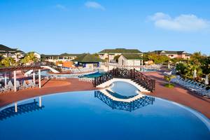Außenbereich des Valentin Varadero El Patriarca Hotels mit mehreren Pools und Liegestühlen.