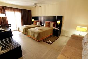 Doppelzimmer mit Sofa im Valentin Varadero El Patriarca Hotel, zwei Betten und ein Sofa.