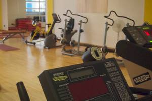 Fitnessraum im Hotel Bordoy Don Antonio mit Technogym-Geräten und Holzboden.