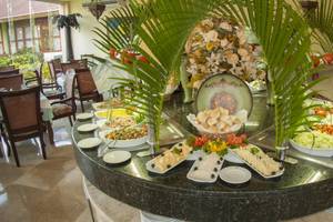Großzügiges Buffet mit verschiedenen Gerichten im Grand Palladium Bavaro Suites Resort & Spa.
