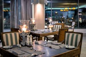 Gedeckter Tisch im Diamond Deluxe Hotel Restaurant mit Kerzen und Speisekarten.