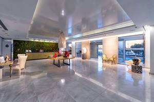 Empfangsbereich des Diamond Deluxe Hotels mit moderner Einrichtung und Marmorboden.