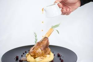 Essen mit Sauce im Royal Blue Resort