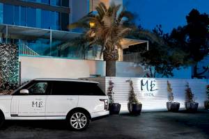 Ein weißer SUV steht vor dem ME Ibiza Hotel bei Nacht