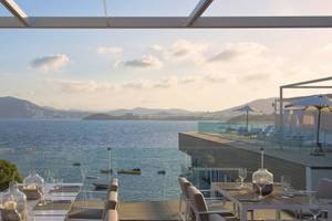 Ausblick von der Terrasse des ME Ibiza Hotels mit Blick auf das Meer und die Berge.