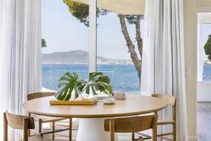 Innenraum des ME Ibiza Hotels mit Blick auf das Meer, Tisch und Pflanzen