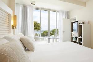 Innenansicht eines Zimmers im ME Ibiza Hotel mit Blick auf den Ozean.