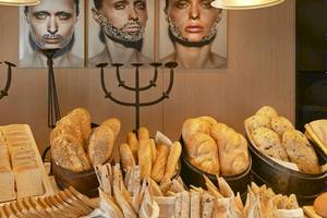 Frühstücksbuffet im ME Ibiza Hotel mit verschiedenen Brotsorten und Dekoration im Hintergrund.