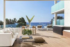 Terrasse des ME Ibiza Hotels mit Blick auf das Meer, Loungemöbel und Pflanzen