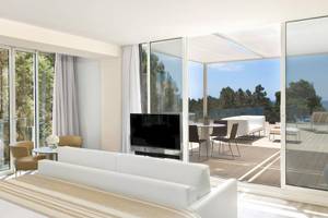 Innenansicht der Suite im ME Ibiza Hotel mit Blick auf Terrasse und Landschaft