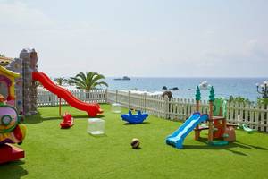 Spielplatz am Strand neben dem Pelekas Kloster mit Blick auf das Meer