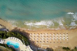 Luftaufnahme des Pelekas Klosters mit Blick auf den Strand und den Poolbereich