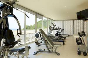 Fitnessstudio im Pelekas Kloster mit Blick auf das Meer und die Berge