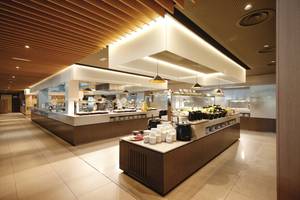 Innenansicht des Restaurants im Sotavento Beach Club mit Buffet und servierenden Mitarbeitern.