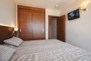 Bett mit zwei Kissen in einem geräumigen Zimmer des Sotavento Beach Clubs.