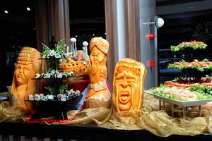 Obst und Gemüse kunstvoll geschnitzt auf Buffet im Botanik Platinum