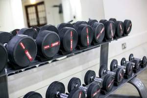 Reihe von schwarzen Gewichten im Fitnessstudio des Golden Bay Beach Hotels