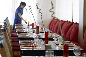 Ein Tisch im Restaurant des Mitsis Rinela Beach Hotels, gedeckt und bereit für Gäste.
