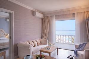 Wohnzimmer des Mitsis Rinela Beach Hotels mit Blick auf das Meer.