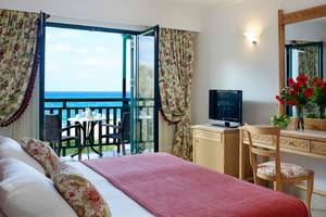 Zimmer im Mitsis Rinela Beach Hotel mit Blick auf das Meer von der Terrasse