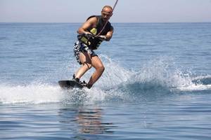 Mann praktiziert Wasserski am Mitsis Rinela Beach.