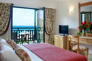 Hotelzimmer im Mitsis Rinela Beach Hotel mit Blick auf das Meer und einen Balkon