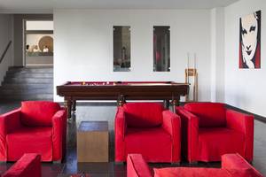 Minos Palace Hotel & Suites Lobby mit Pooltisch und roten Stühlen