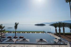 Minos Palace Hotel & Suites mit großem Pool und Meerblick