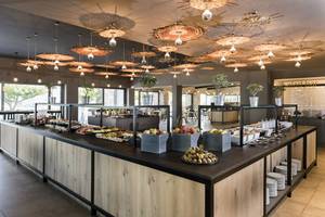 Buffetbereich im Minos Palace Hotel & Suites mit verschiedenen Speisen und Deko.