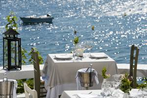 Minos-Palast-Hotel-Terrasse-mit-Tisch-am-Meer