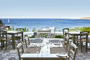 Terrassentisch im Freien mit Blick auf das Meer im Minos Palace Hotel & Suites.