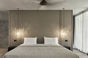 Schlafzimmer im Minos Palace Hotel & Suites mit zwei weißen Kissen und einer Bettdecke.