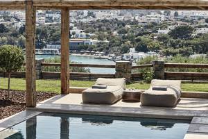 Pool auf der Terrasse des Minos Palace Hotel mit Blick auf das Meer und die Stadt