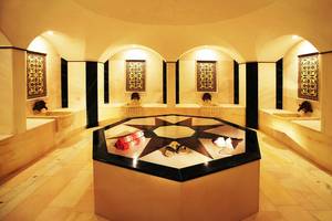 Wellnessbereich im Side Sun Hotel mit mehreren Waschbecken und dekorativen Wandbildern.