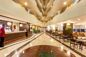Lobby des Side Sun Hotels mit Rezeption und Sitzbereichen.