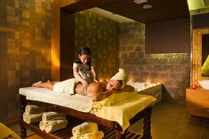Eine Frau massiert einen Mann auf einer Massageliege im Side Sun Hotel.