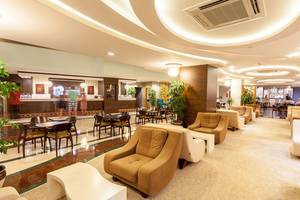 Lobby des Side Sun Hotels mit Möbeln und Pflanzen.