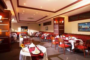 Innenansicht des Restaurants im Hotel Side Sun mit gedeckten Tischen und Stühlen.