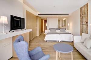 Doppelzimmer im Hipotels Playa de Palma Palace mit Fernseher, Bett, Couch und Tisch