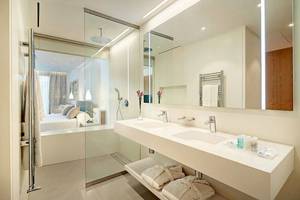 Badezimmer im Hipotels Playa de Palma Palace mit Doppelwaschbecken und Glasdusche.
