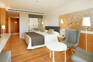 Hotelzimmer im Hipotels Playa de Palma Palace mit Doppelbett, Schreibtisch und Stühle.