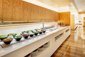 Buffet im Hotel Hipotels Playa de Palma Palace mit verschiedenen Speisen in Schalen.