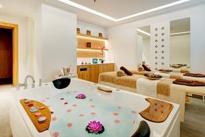 Spa-Bereich im Hipotels Playa de Palma Palace mit Badewanne und Massageliegen.