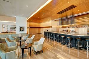 Barbereich im Hipotels Playa de Palma Palace Hotel mit moderner Einrichtung und Holzboden.