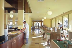 Restaurant des Domes of Corfu, Autograph Collection Hotels mit Kellnern, die Speisen servieren und Tische vorbereiten