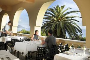 Paar genießt Essen auf der Terrasse des Domes of Corfu, Autograph Collection Hotel