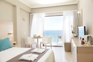 Hotelzimmer im Domes of Corfu, Autograph Collection mit Meerblick und Balkon.