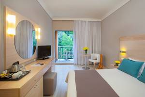 Hotelzimmer im Domes of Corfu, Autograph Collection mit Balkon, Fernseher und Tisch.