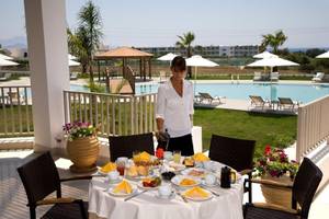 Frühstücksbuffet auf der Terrasse des Atlantica Beach Resort Kos mit Blick auf den Pool.